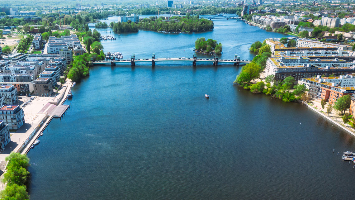 Vue aérienne d'un large canal au centre de la ville avec des ponts et des parcs